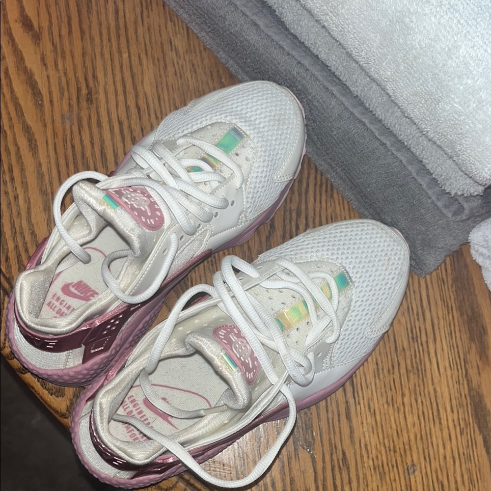 HUARACHE Nike White and Pink Sneakers